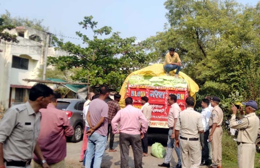 A trolley full of fertilizer was caught near the overbridge, the administration is investigating.