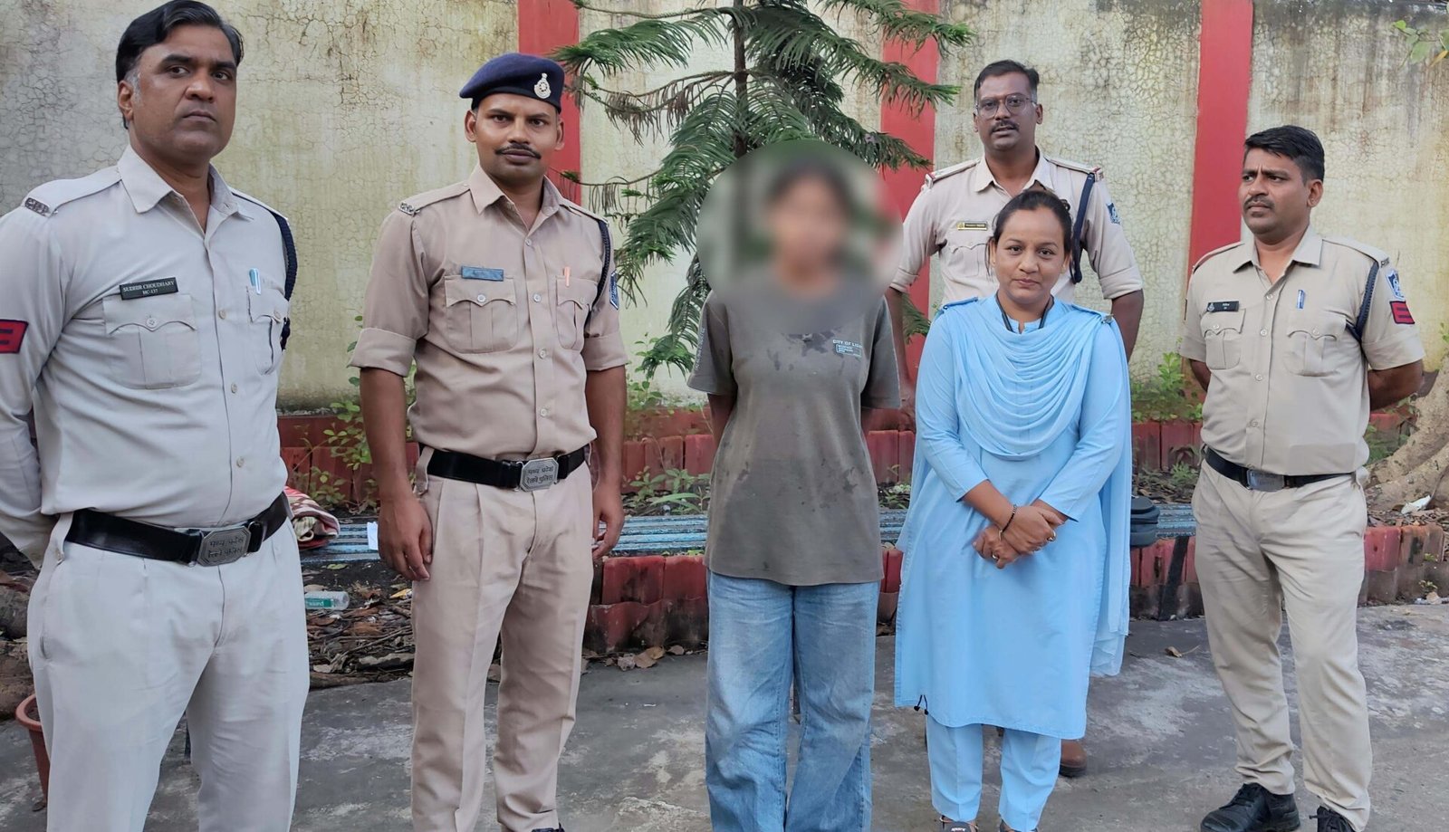 The girl who went missing from Khandwa was found at Itarsi railway station and was handed over to the Khandwa police by the GRP.