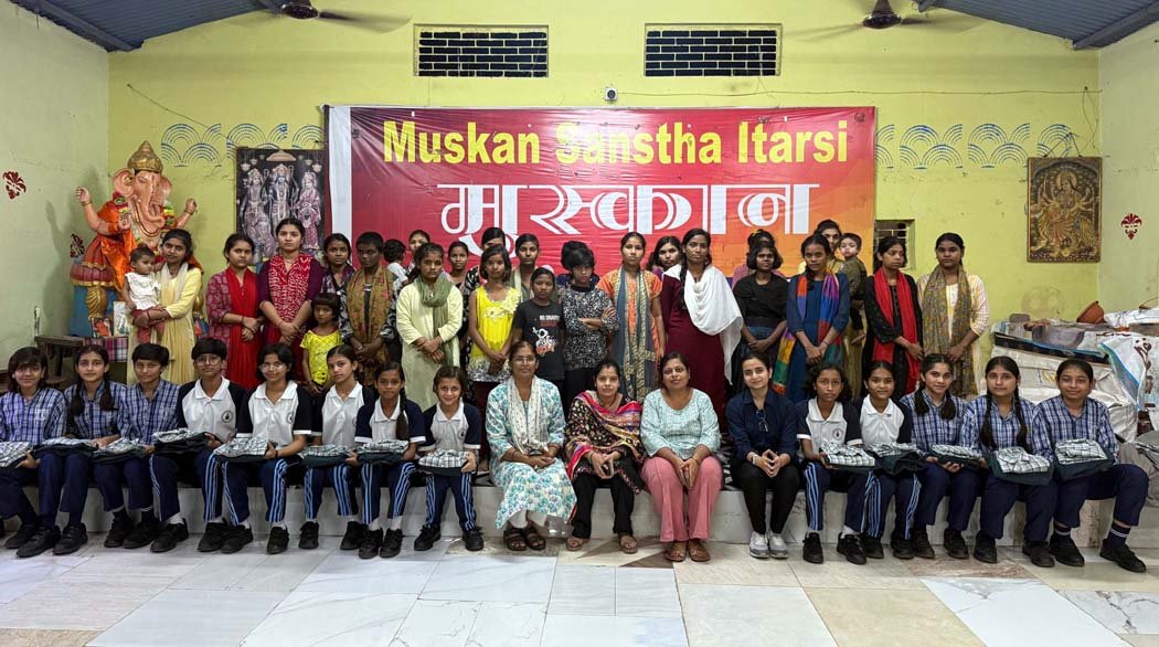Vardhaman School students spent a happy time with the children of 'Muskaan' and gifted them school uniforms.