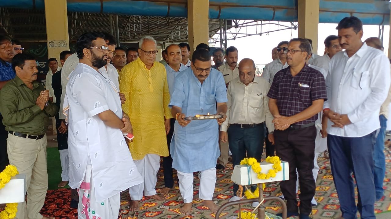 The markets were once again vibrant from Dussehra, traders started their business by purchasing salt and coriander during the auspicious time.