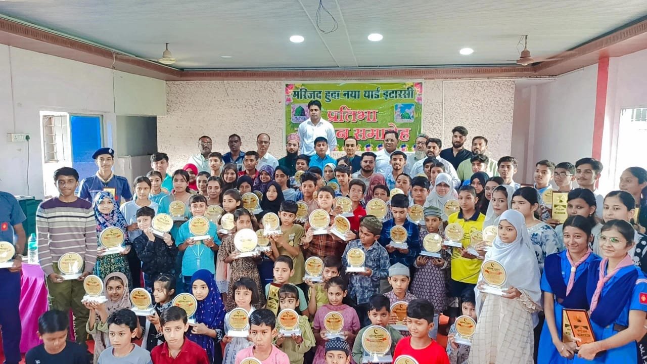 Meritorious students were honored at Masjid Huda Naya Yard, MLA Verma announced lakhs of rupees.