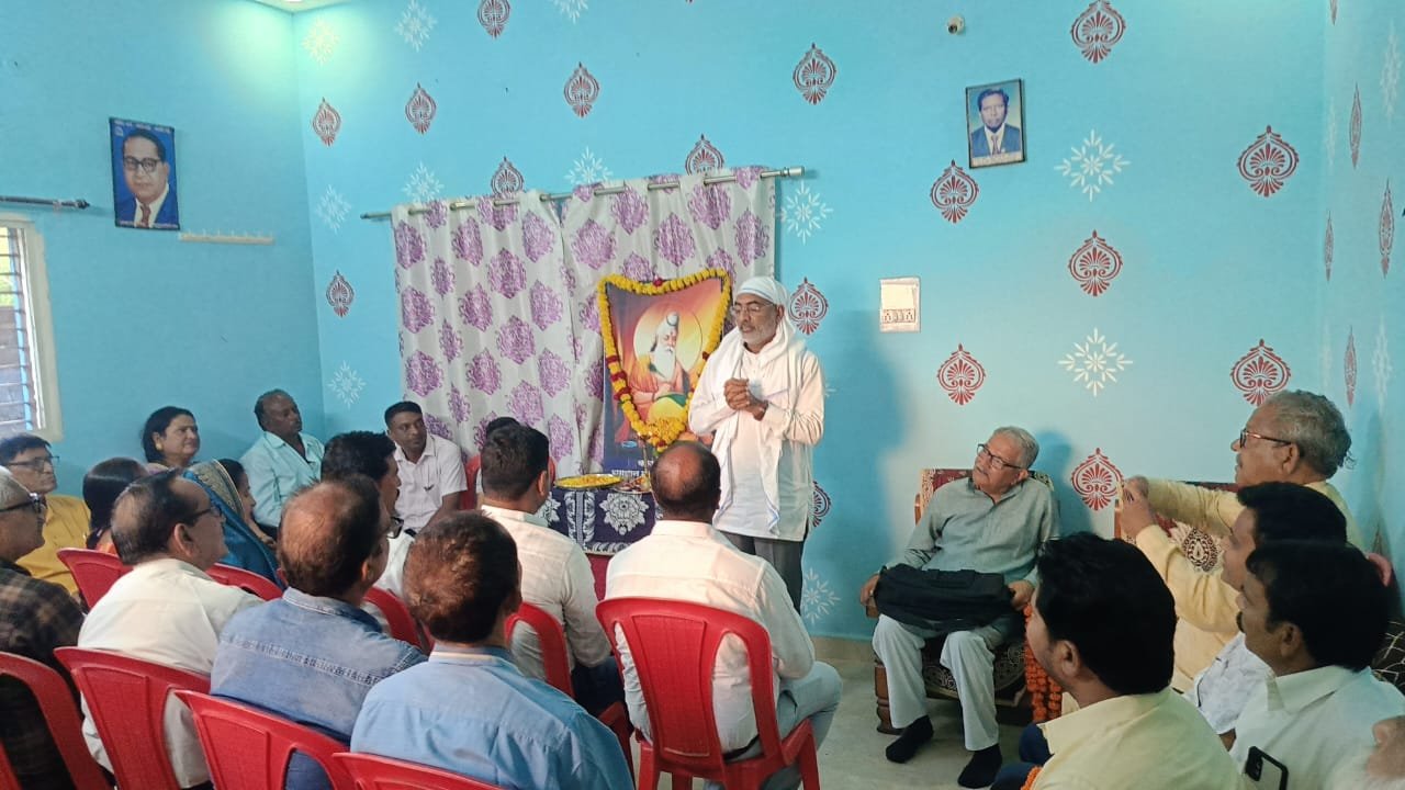 Mahadalit Parisangh honored two people on Valmiki Jayanti