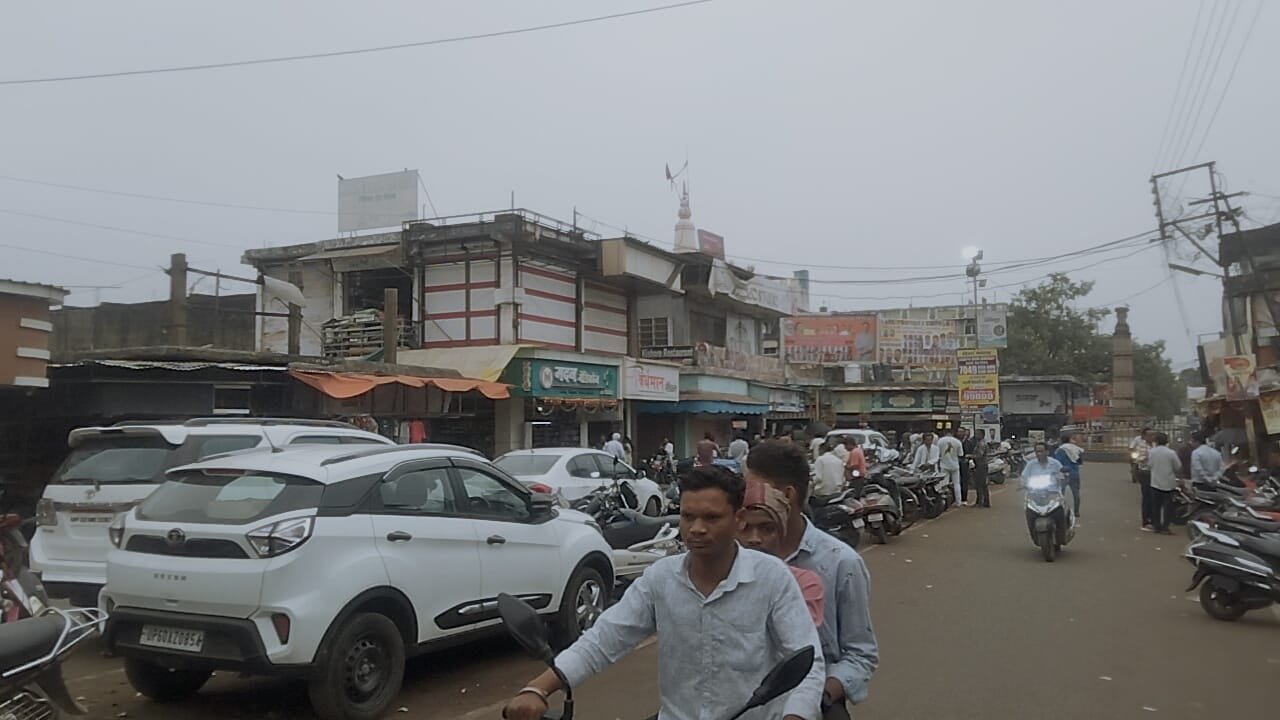 Parking and traffic chaos at Jaistambh Chowk troubles public, police ignores