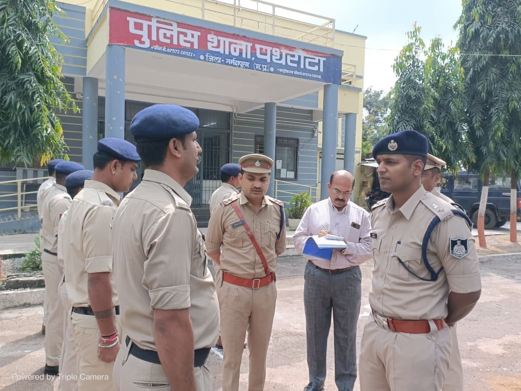 Superintendent of Police inspected Pathrota police station and reviewed pending crimes.