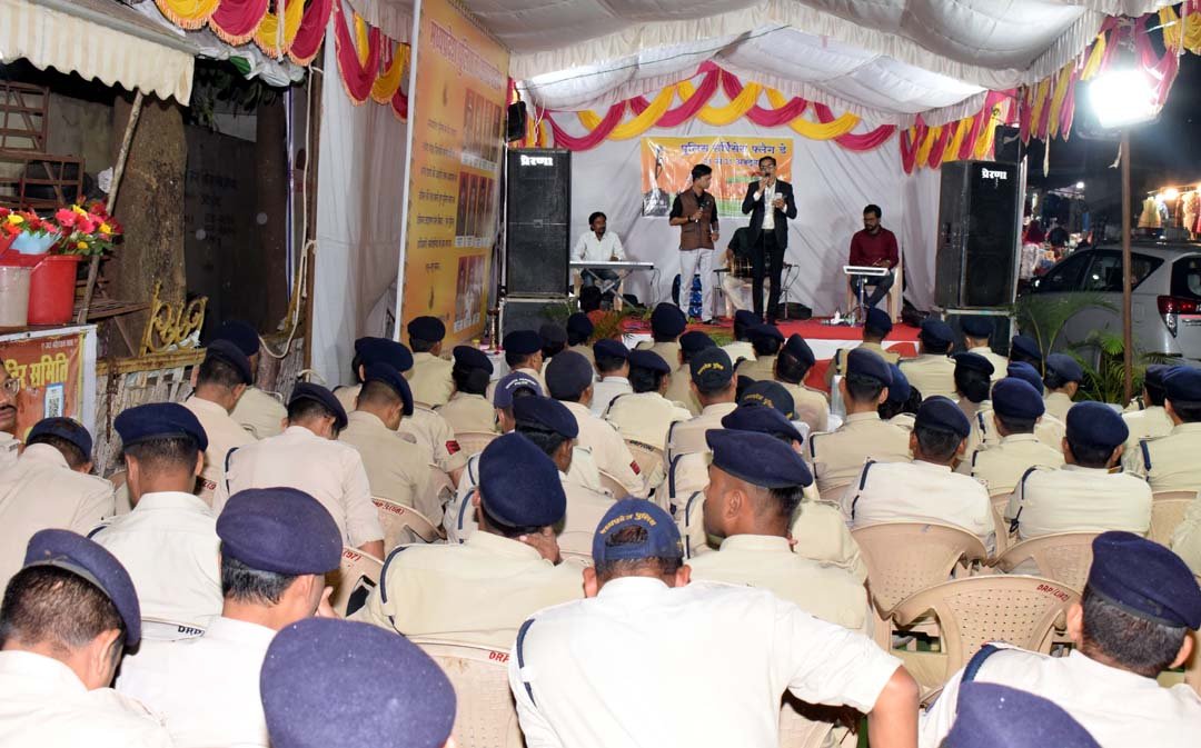 Narmadapuram Police organised a programme titled 'Ek Shaam Shaheedon Ke Naam' on Flag Day.