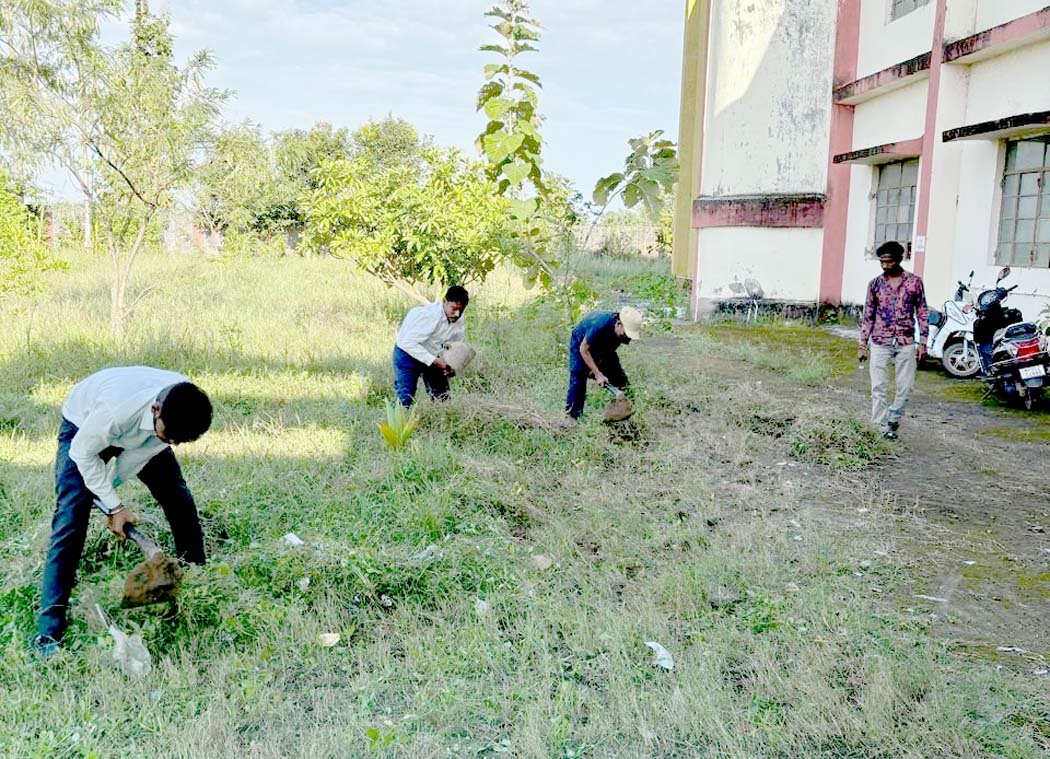 On Gandhi Jayanti, the college organised a 'Seva Pakhwada'; outsourcing employees performed special voluntary work.
