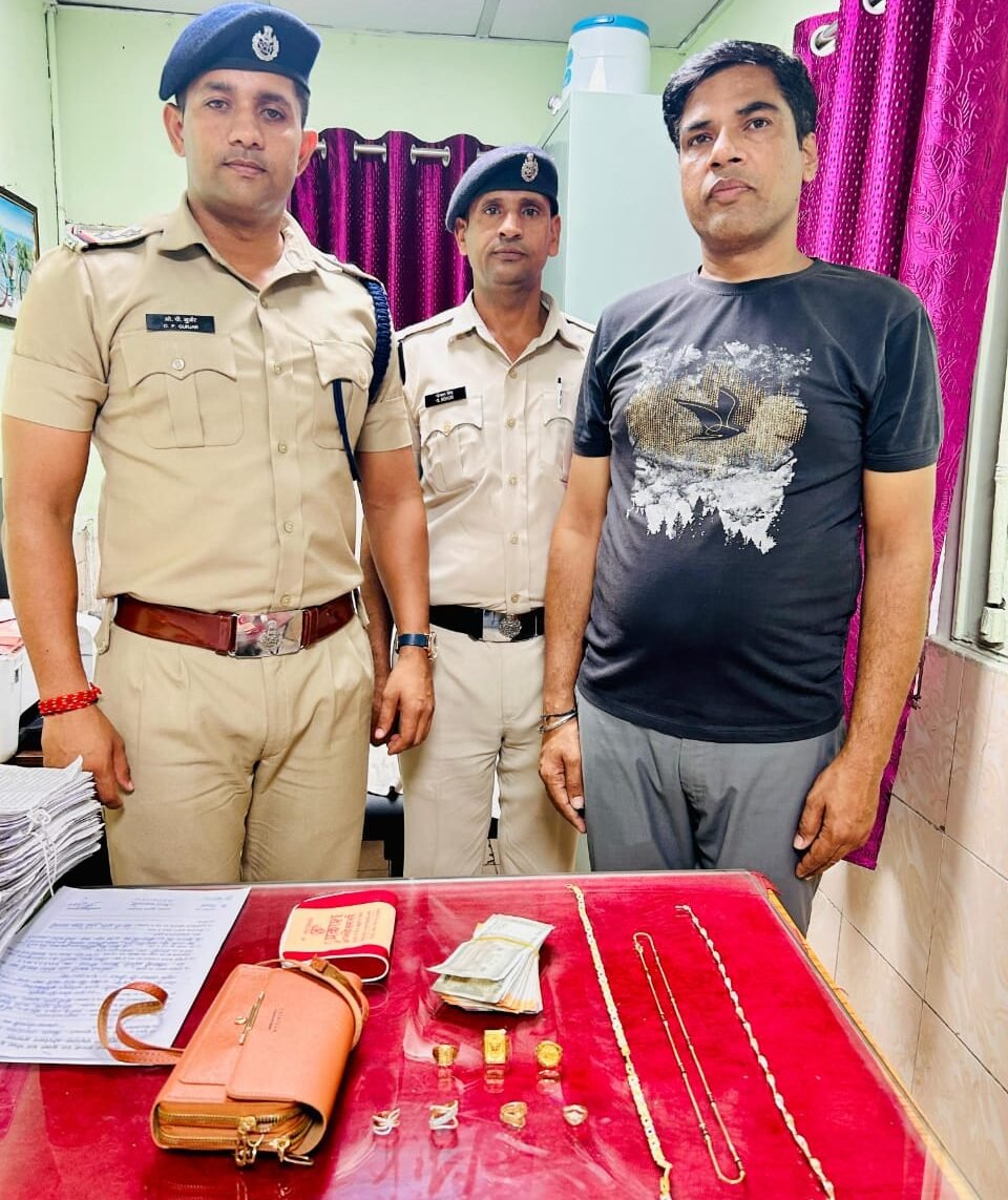 Rail Madad exemplifies honesty: RPF returns purse worth Rs 3.17 lakh to passenger left in train