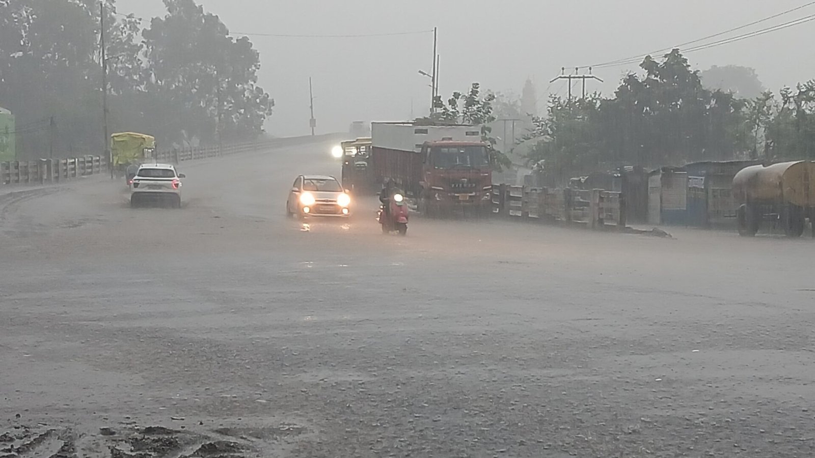 Cyclone 'Montha' impacts Itarsi: Heavy afternoon rain, engulfing darkness