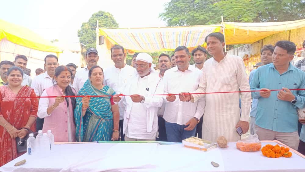 MP Darshan Singh Chaudhary inaugurated the Diwali Bazaar.