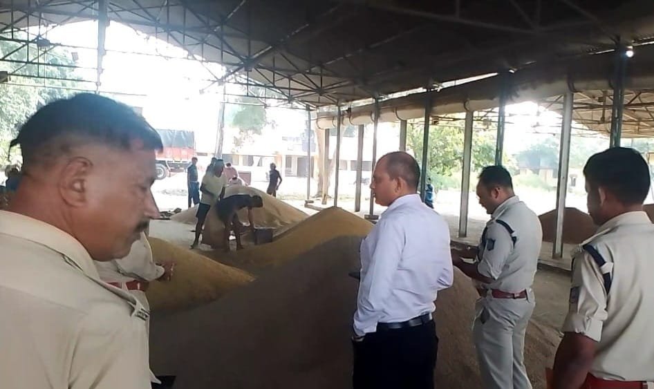 SDM inspected the first auction of soybean under Bhavantar Yojana and gave necessary instructions.