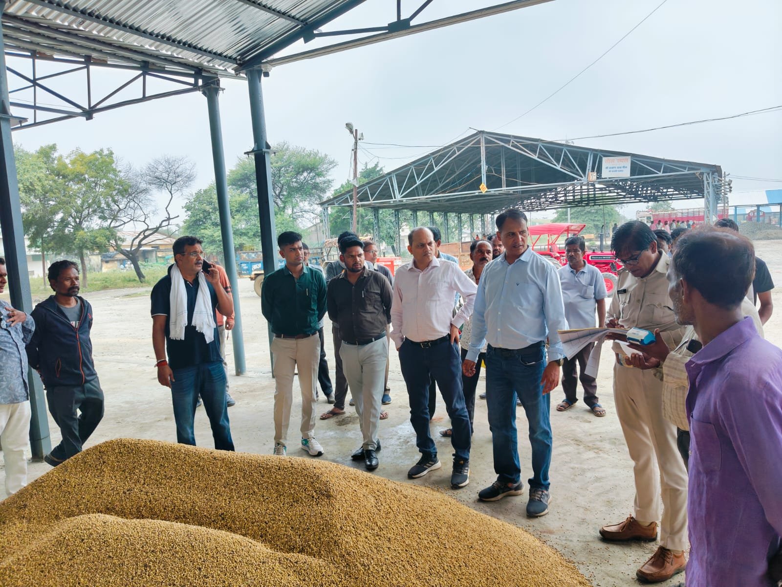 SDM Nilesh Sharma conducted a thorough inspection of the agricultural produce market, emphasizing on the implementation of the Bhavantar Yojana.