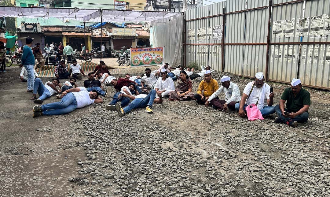 Unique protest by lying down: Congress Seva Dal Young Brigade protested, workers lay down in potholes on the road.