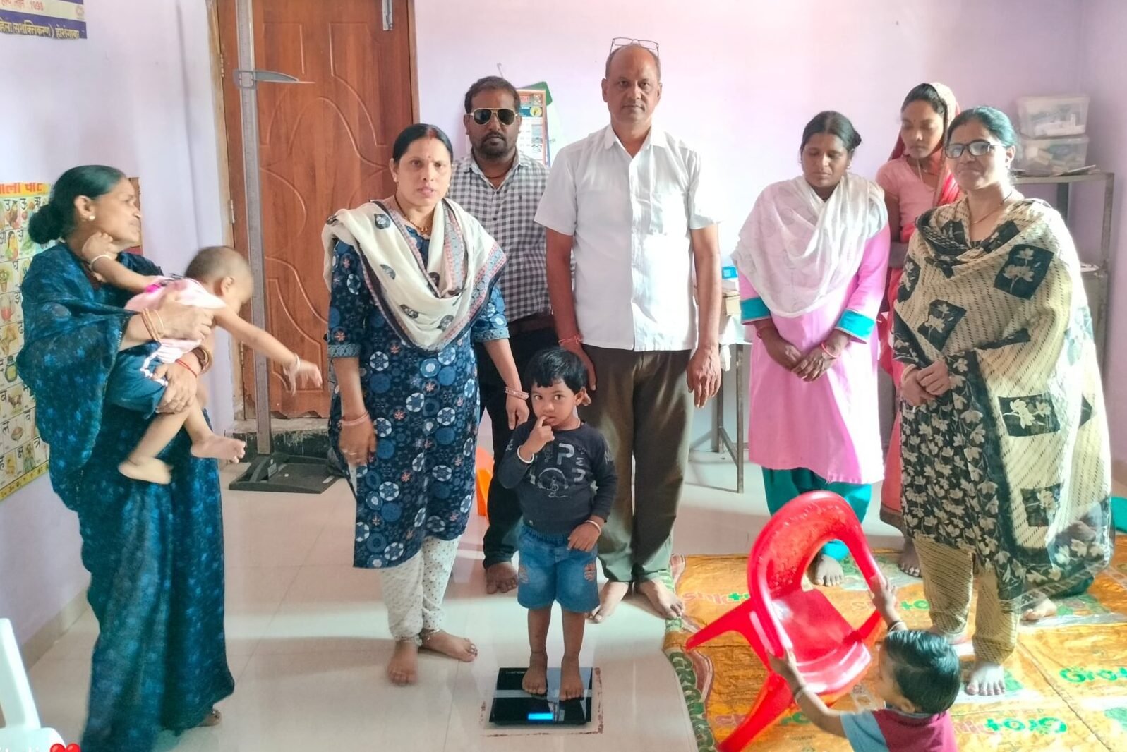 Councilor Anuradha fulfilled her promise, gave a new weighing machine to the Anganwadi