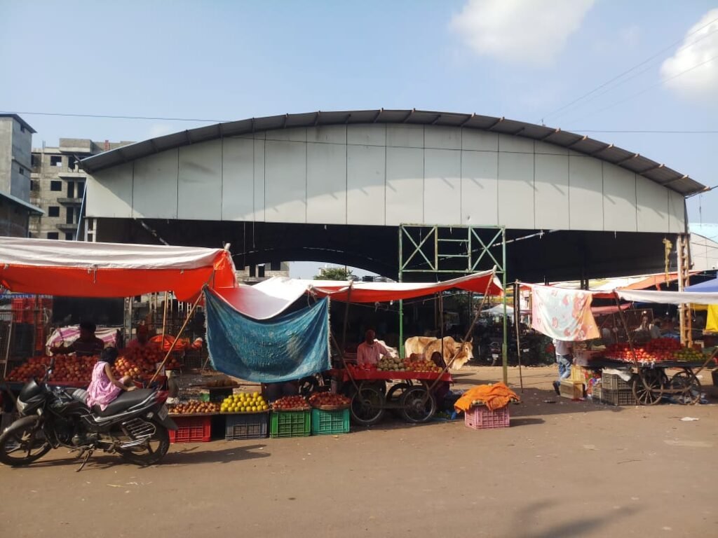 लाखों के चबूतरे तोड़ दिए, फिर भी सड़कों पर 'राज' कर रहे फल विक्रेता 2 Shed 2