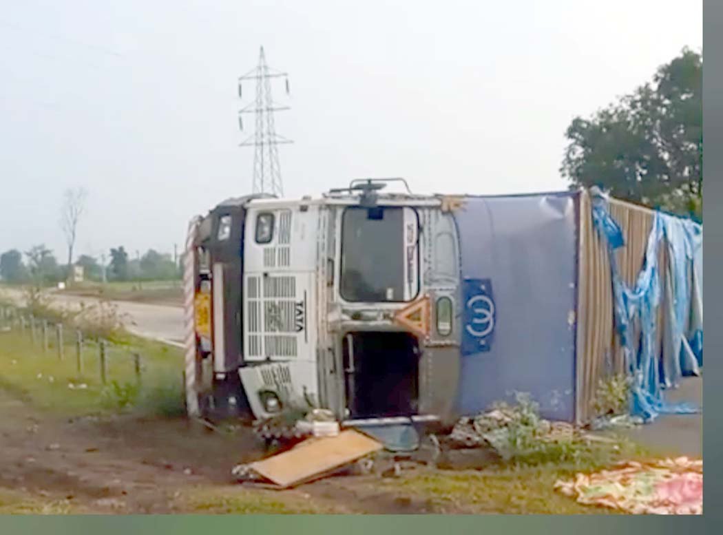 Container truck overturns on Itarsi-Betul highway, two injured, 108 team rushes them to hospital
