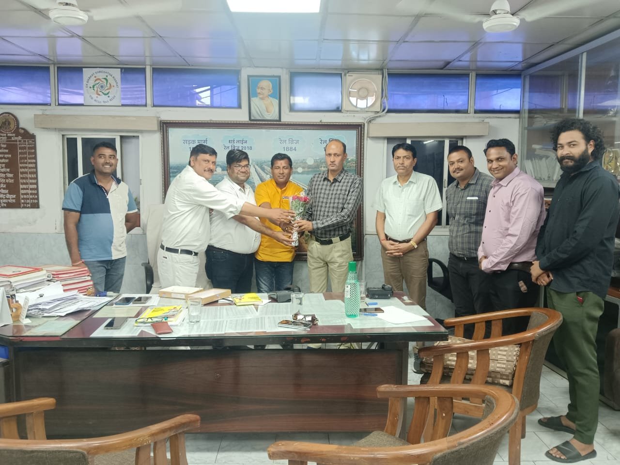 West Central Railway Mazdoor Sangh met the officials regarding the problems of the Railway Operations Department.