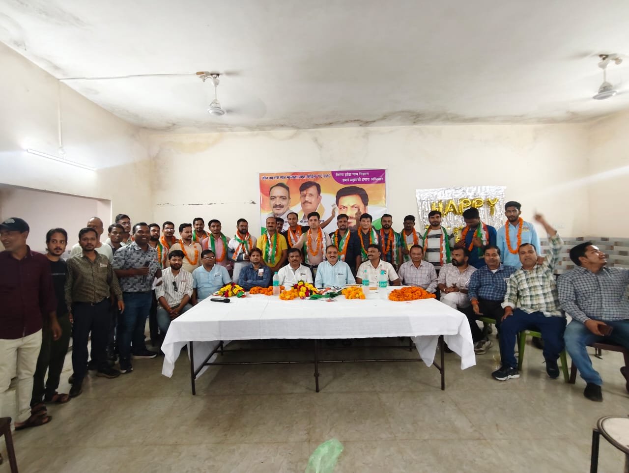 35 railway workers left the red flag and joined the West Central Railway Mazdoor Sangh.