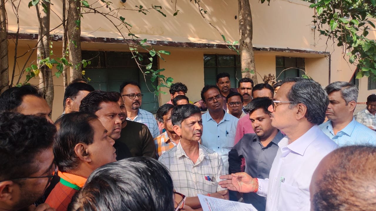 West Central Railway Mazdoor Sangh Diesel Branch Itarsi submitted a memorandum to the Railway Manager