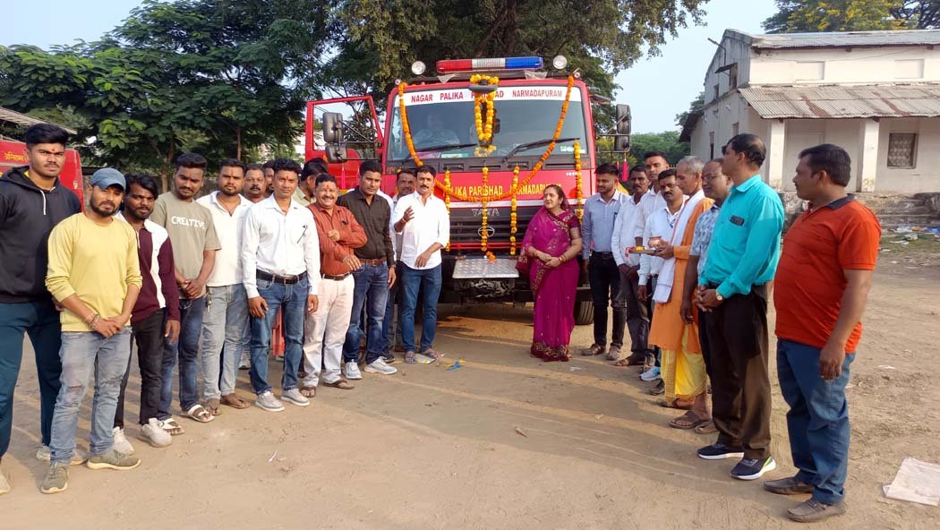 Municipal President Neetu Mahendra Yadav performed puja in the office and on vehicles.