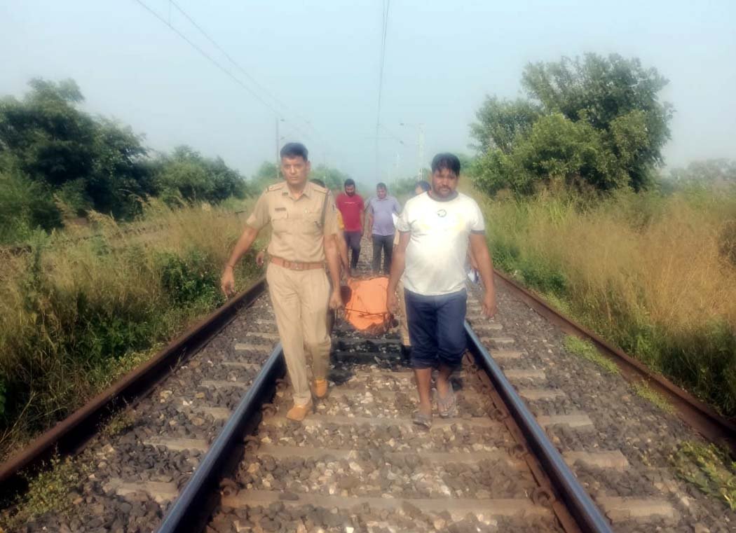 The body of an elderly man was found on the Sontalai railway track; the police team walked one and a half kilometers and brought him on a stretcher.