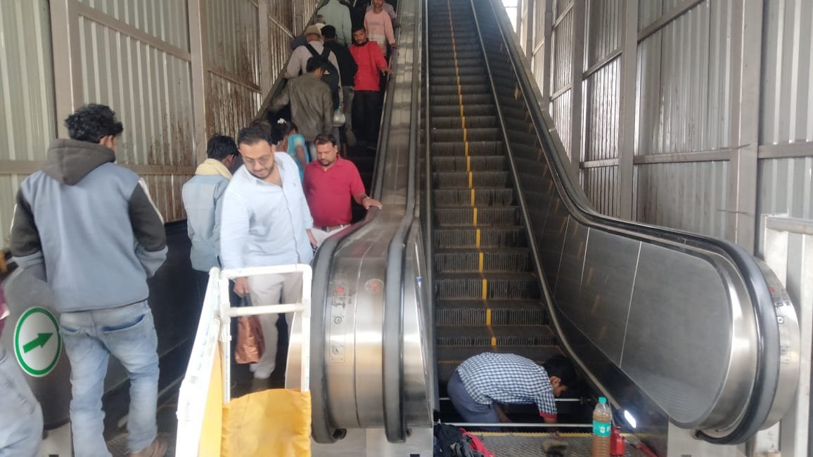 The escalator at the railway station is closed due to maintenance, causing great inconvenience to elderly passengers.
