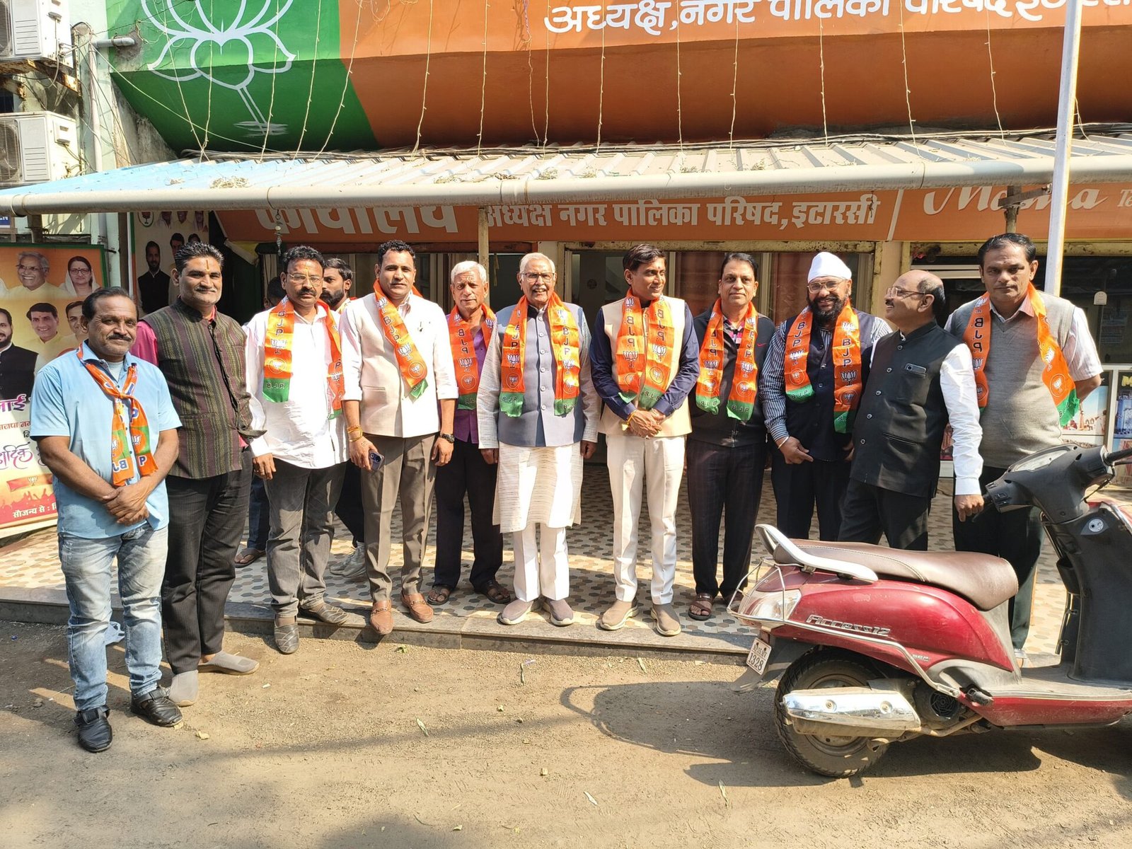 BJP's victory celebrated in Itarsi, workers distributed sweets after Bihar election results