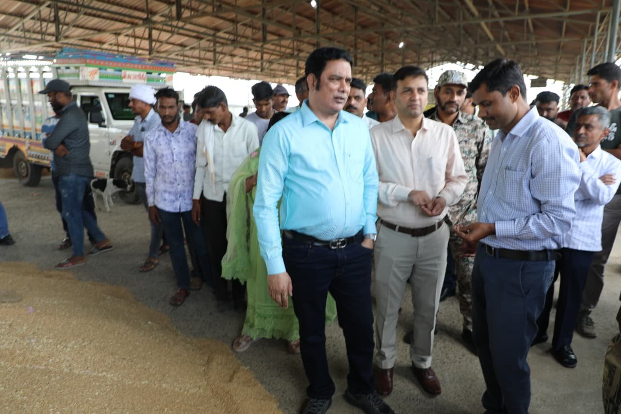 The commissioner held discussions with farmers registered under the Bhavantar Yojana at the Krishi Upaj Mandi.