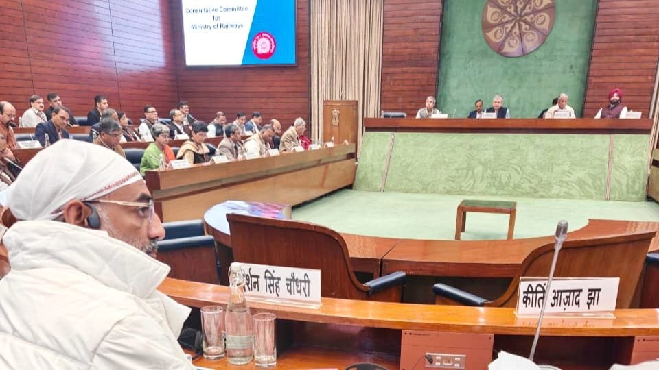 The MP demanded stoppage of trains and station modernization in the Hoshangabad-Narsinghpur area.