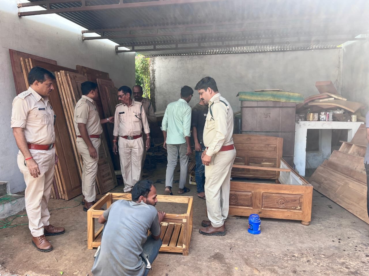 Forest department action: Two furniture industries sealed in Narmadapuram and Banapur