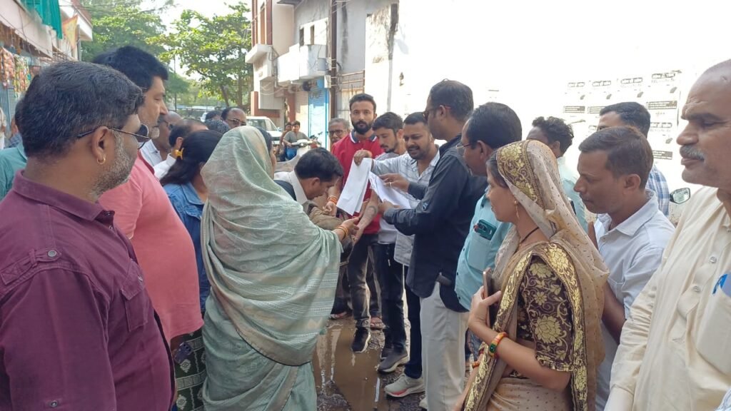 जर्जर सड़कों पर फूटा कांग्रेस का गुस्सा, भैंस को सौंपा ज्ञापन 2 Memo