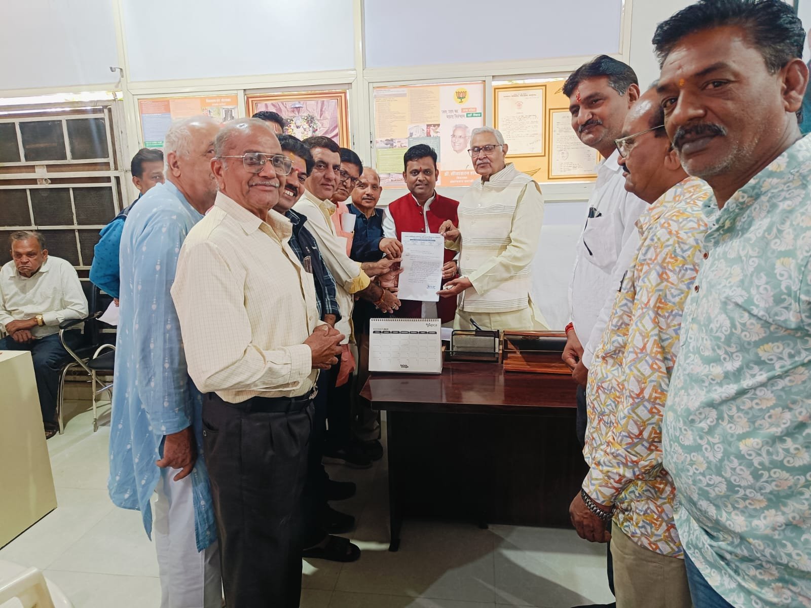 The Mohalla Committee placed their problems before MLA Dr Sharma and discussed solutions.