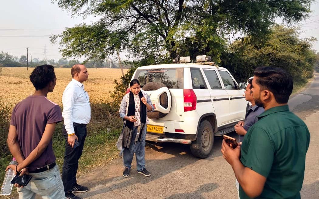 Stubble fire breaks out, SDM and Tehsildar on the spot, final warning to farmers not to burn it