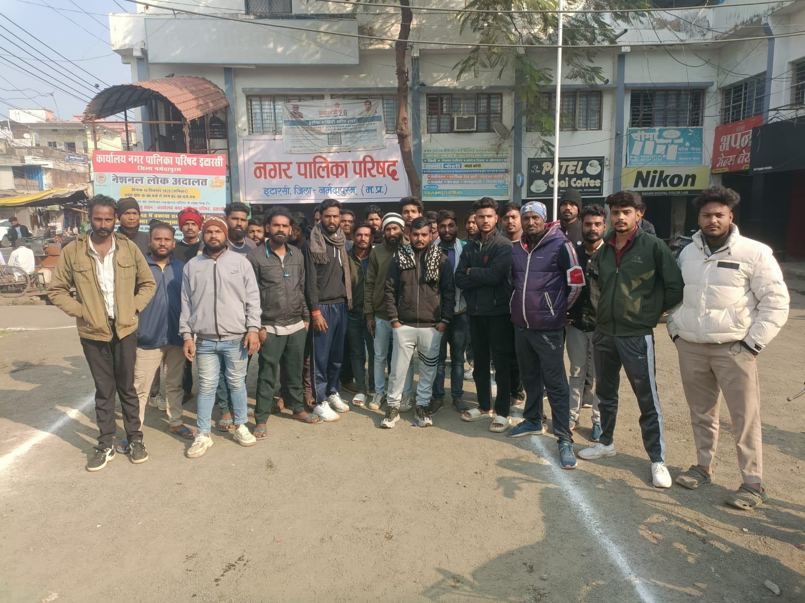 Outsourced employees of Itarsi Municipal Corporation demonstrated in front of the office.