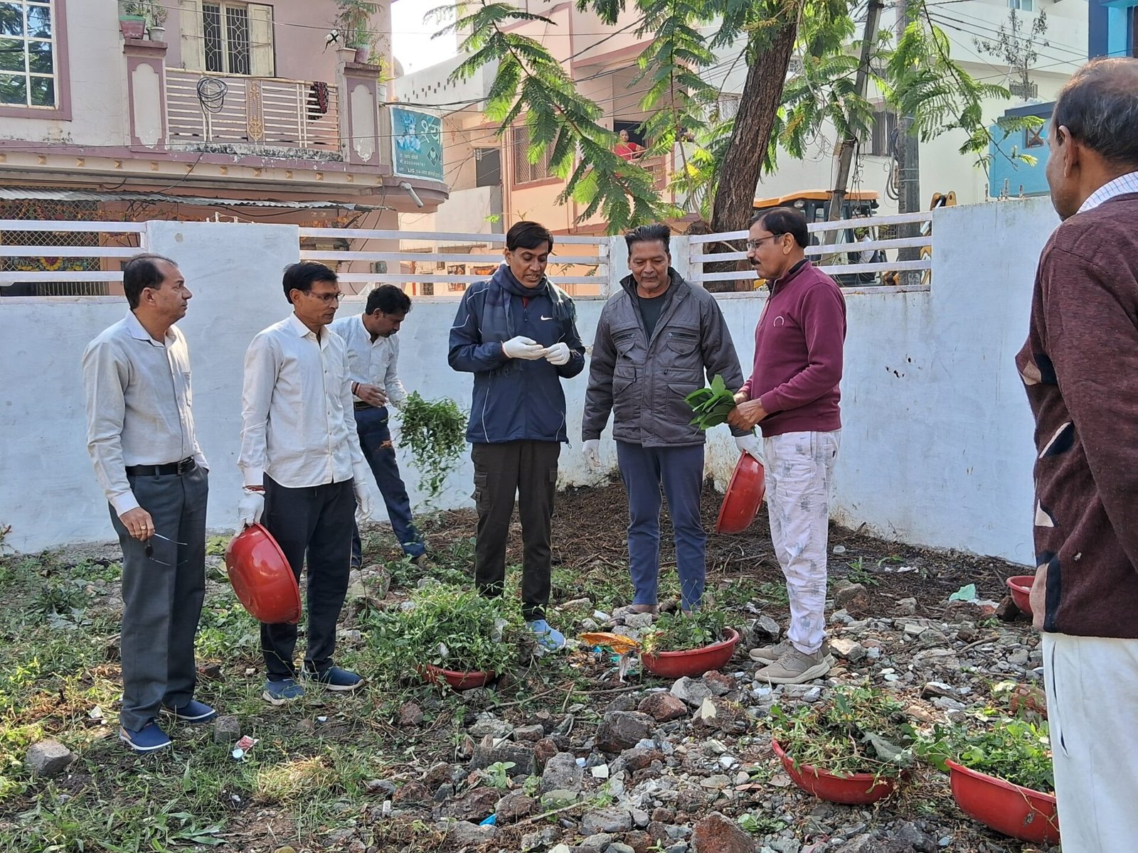 Cleanliness drive in Nyaya Colony garden, Municipal President Pankaj Chourey did voluntary work