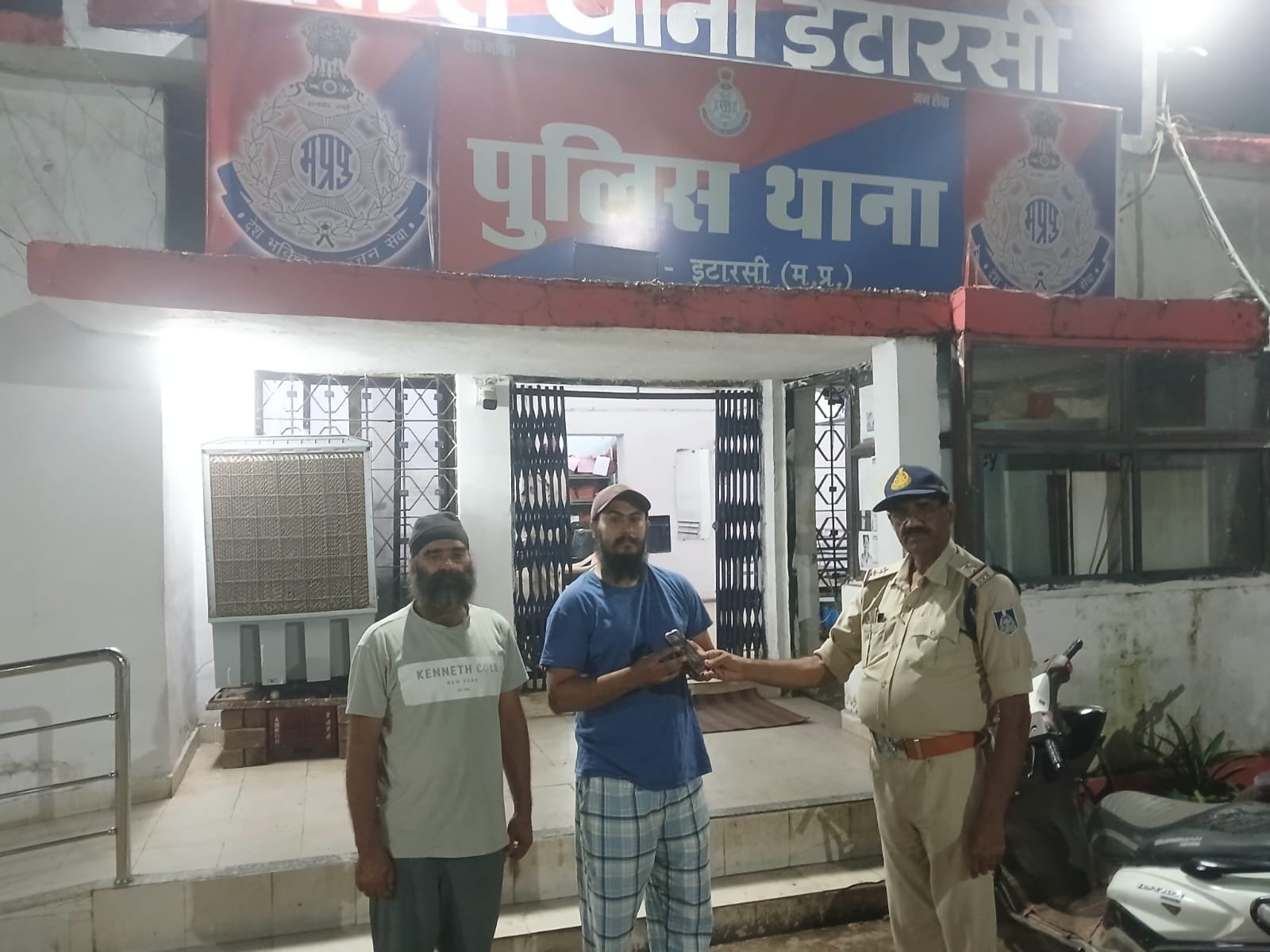 An honest citizen returned a lost mobile phone worth Rs 1 lakh, and the police handed it over to the owner.