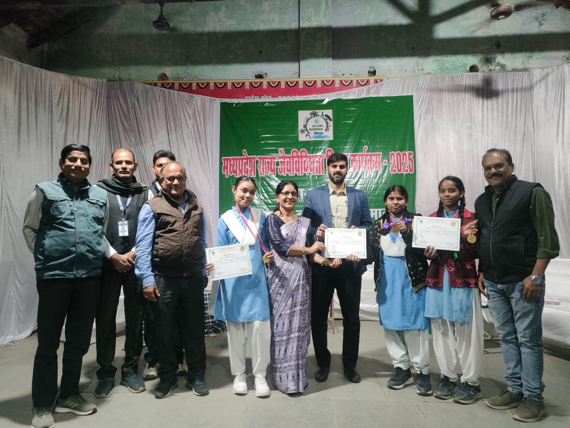 Deepti, Palak and Suman of the school became winners in the Biodiversity Quiz Competition.