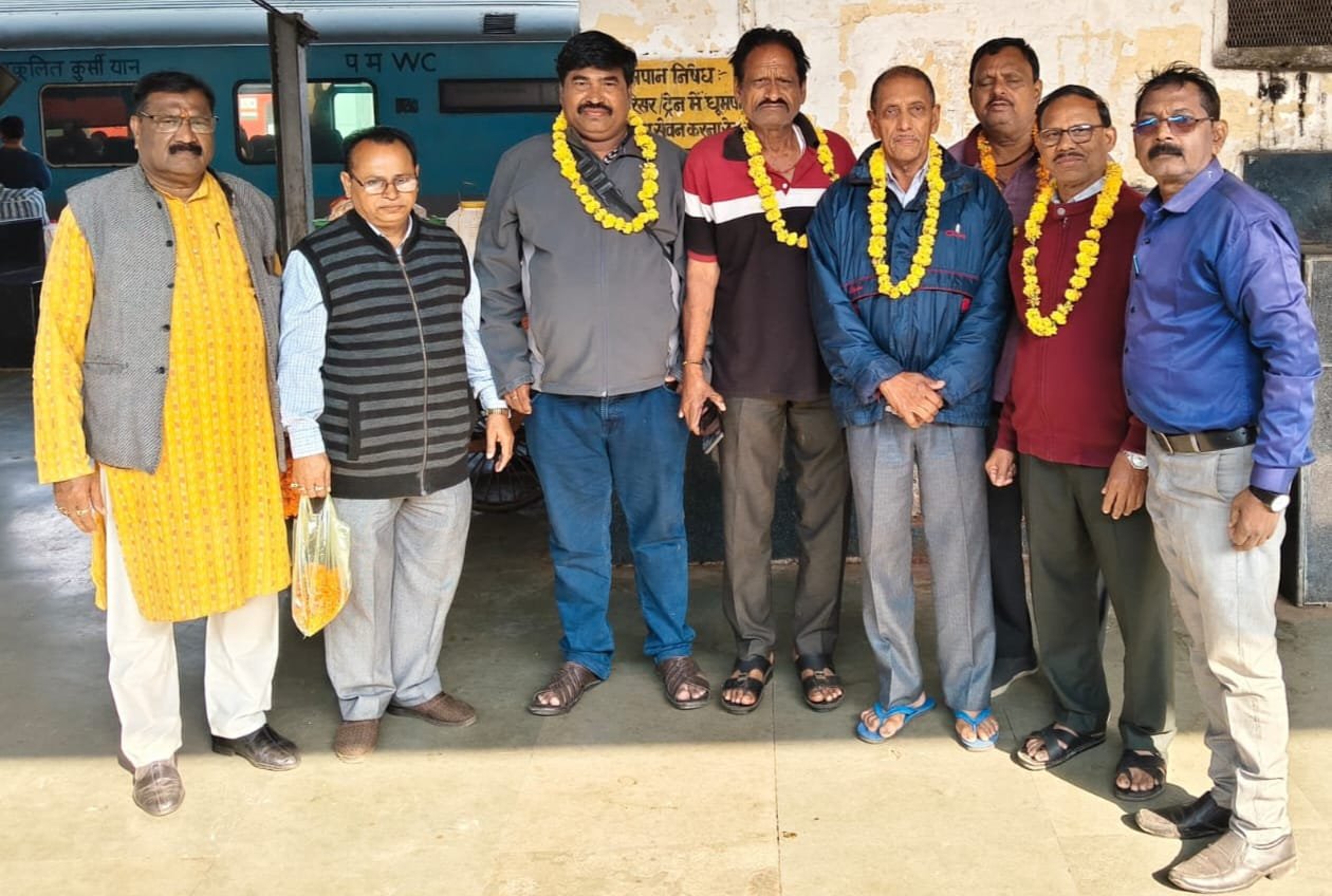 A group of Rajak community returning from a religious pilgrimage was welcomed at Itarsi railway station.