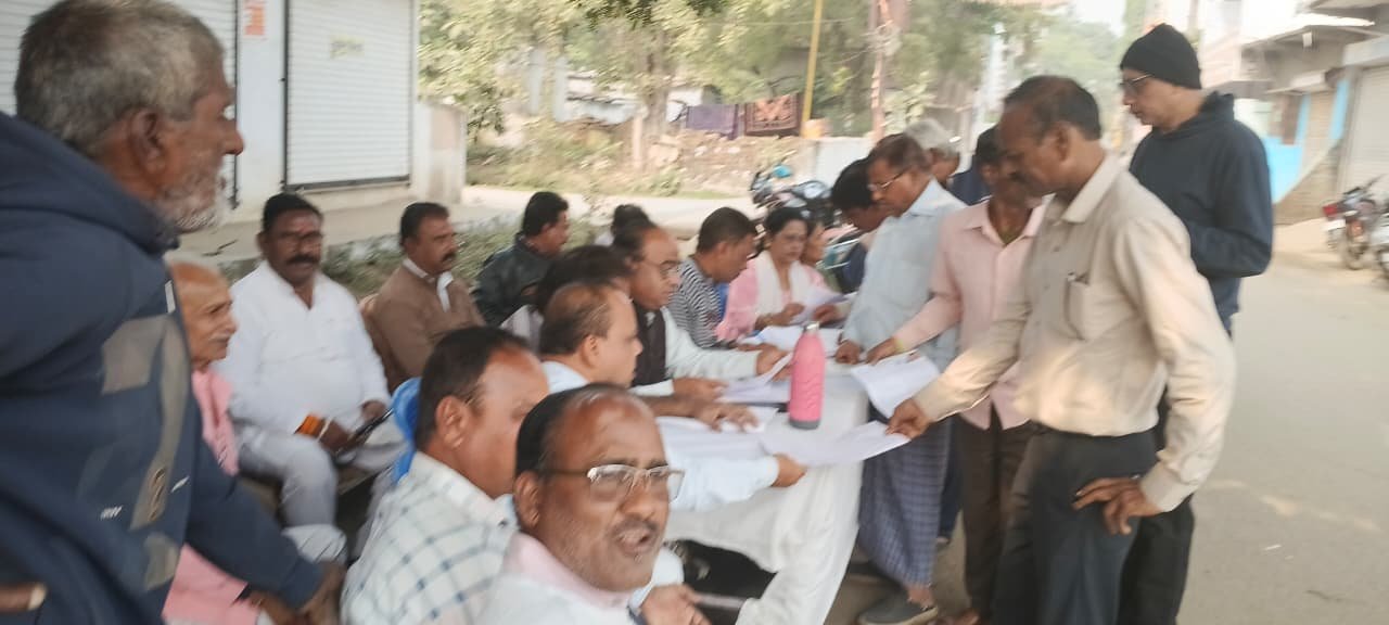 District Congress organized a camp for SIR voter revision work.