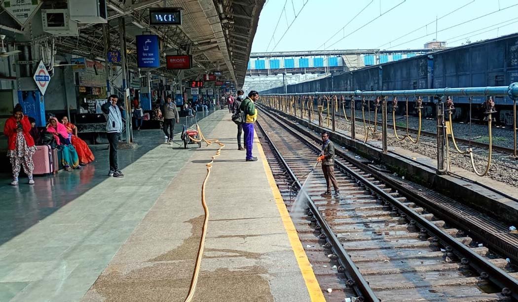 Partial improvement in the cleanliness of railway tracks and platforms