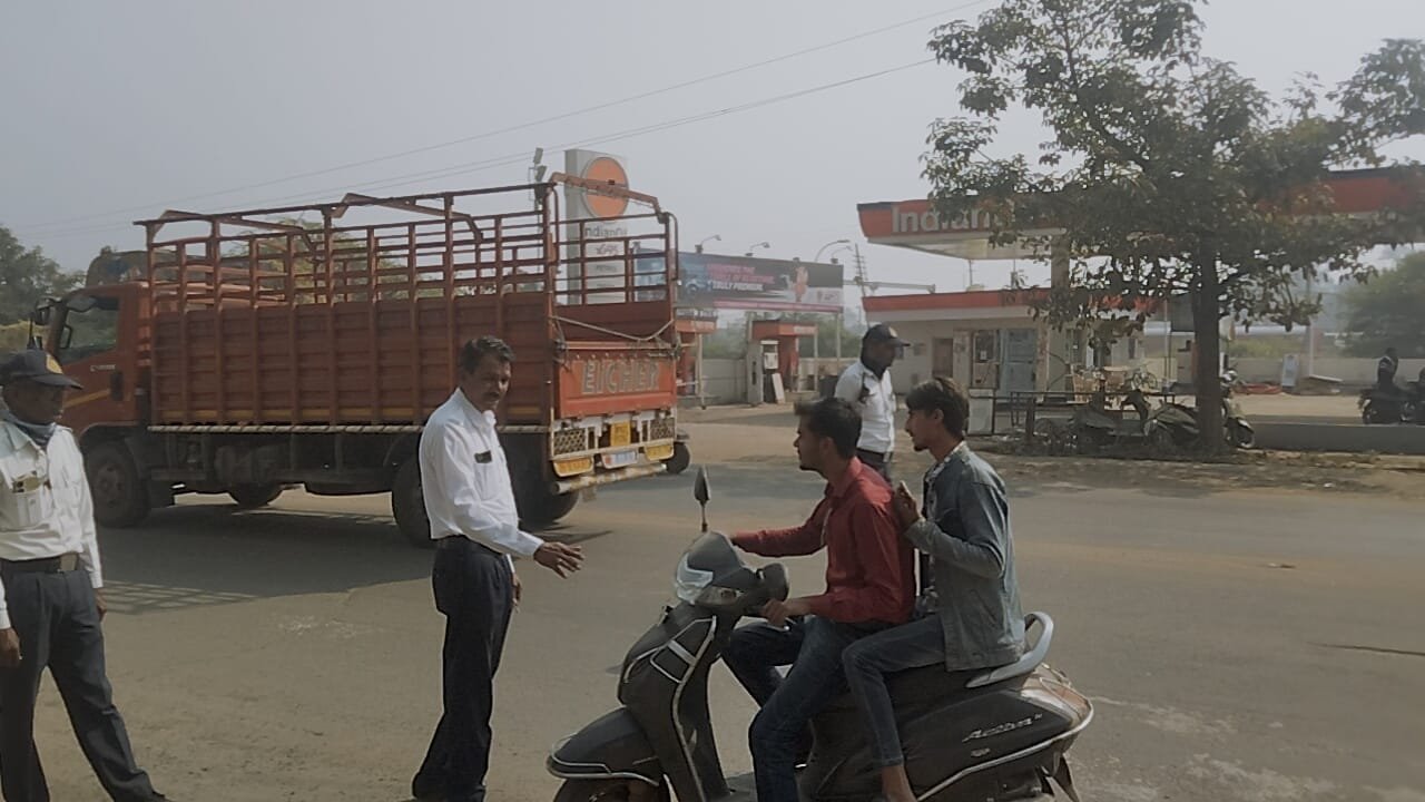 Police crack down on traffic rule violators, collect Rs 3,000 in fines from 10 challans
