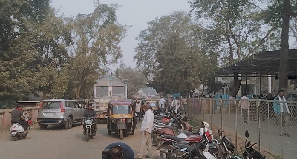 Traffic jam in front of the new bridge at the railway station has increased the problems of the passengers.