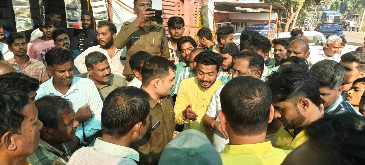 Electricity supply to three villages cut off, road blockade on Itarsi-Dharmkundhi road