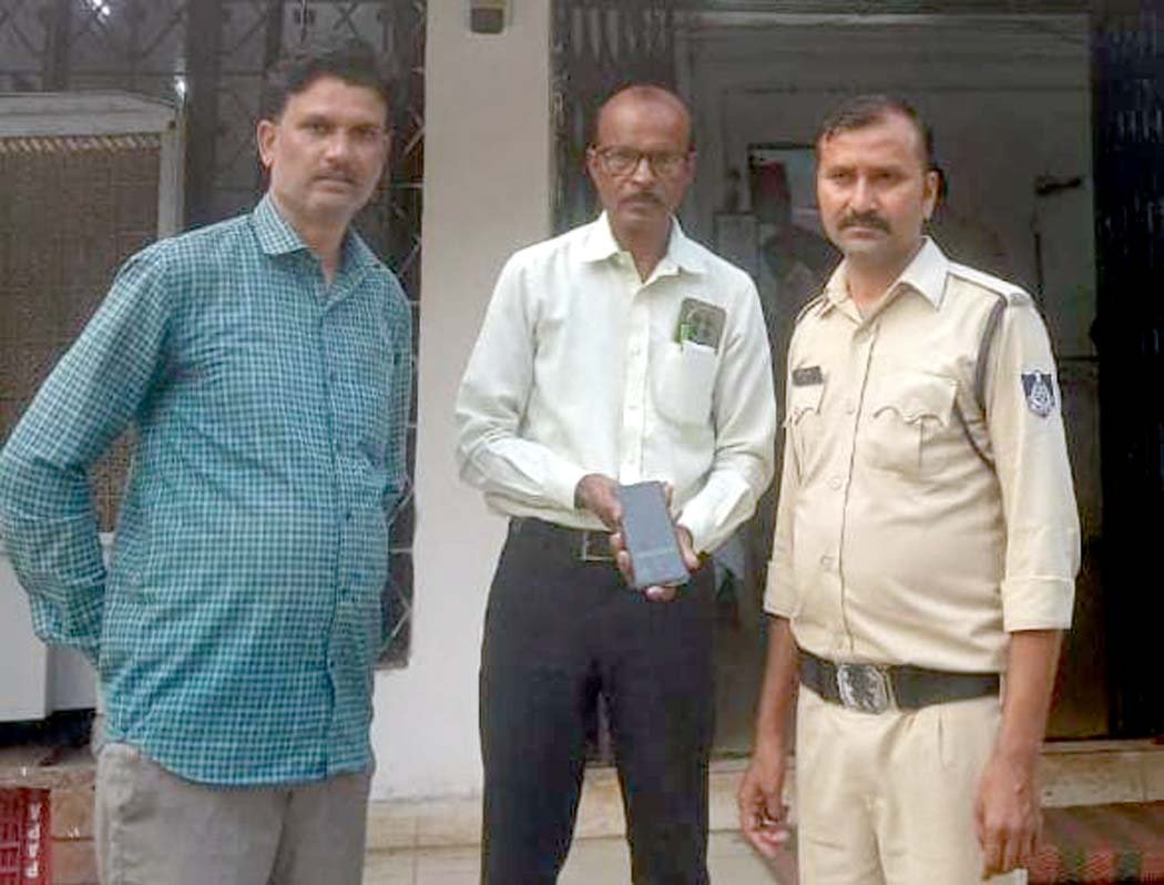 Police recovered 7 lost mobile phones worth Rs 1.29 lakh and handed them over to their owners.
