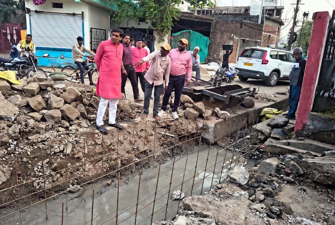 Municipality President inspected the ward and appealed to the citizens to remove encroachments.