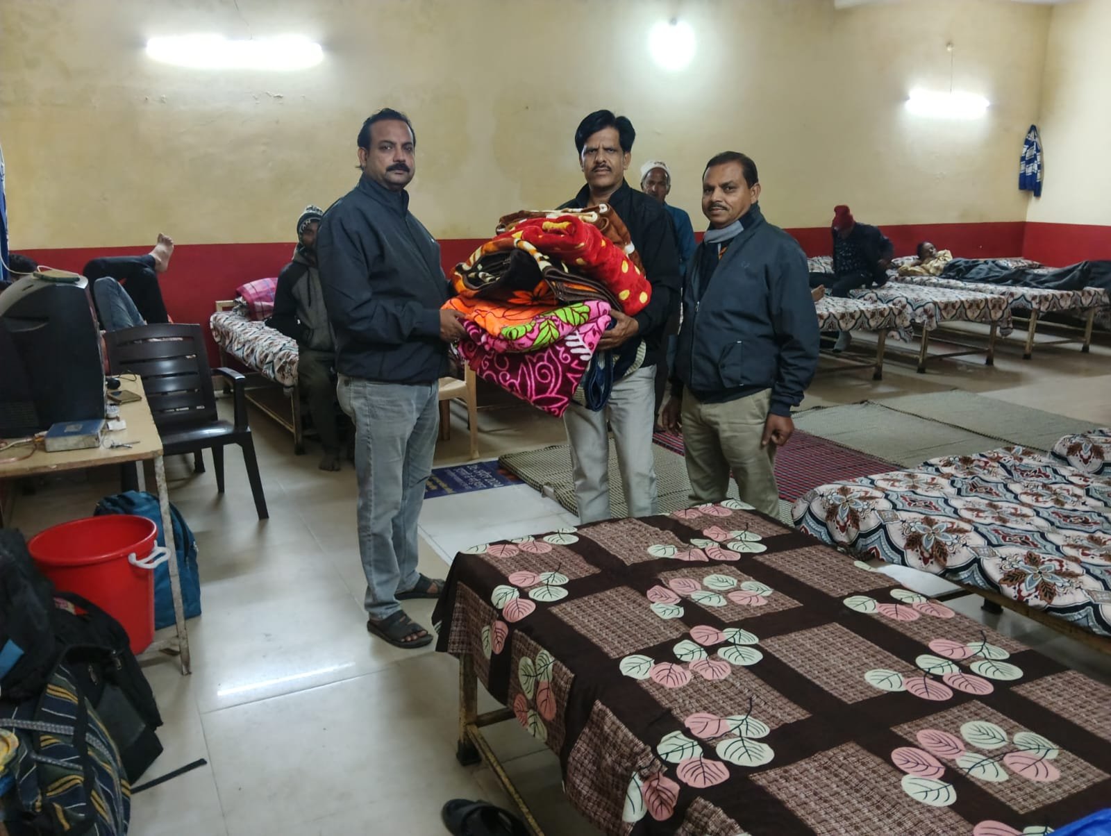 Councilor Amit Vishwas distributed blankets to the needy to protect them from the cold.