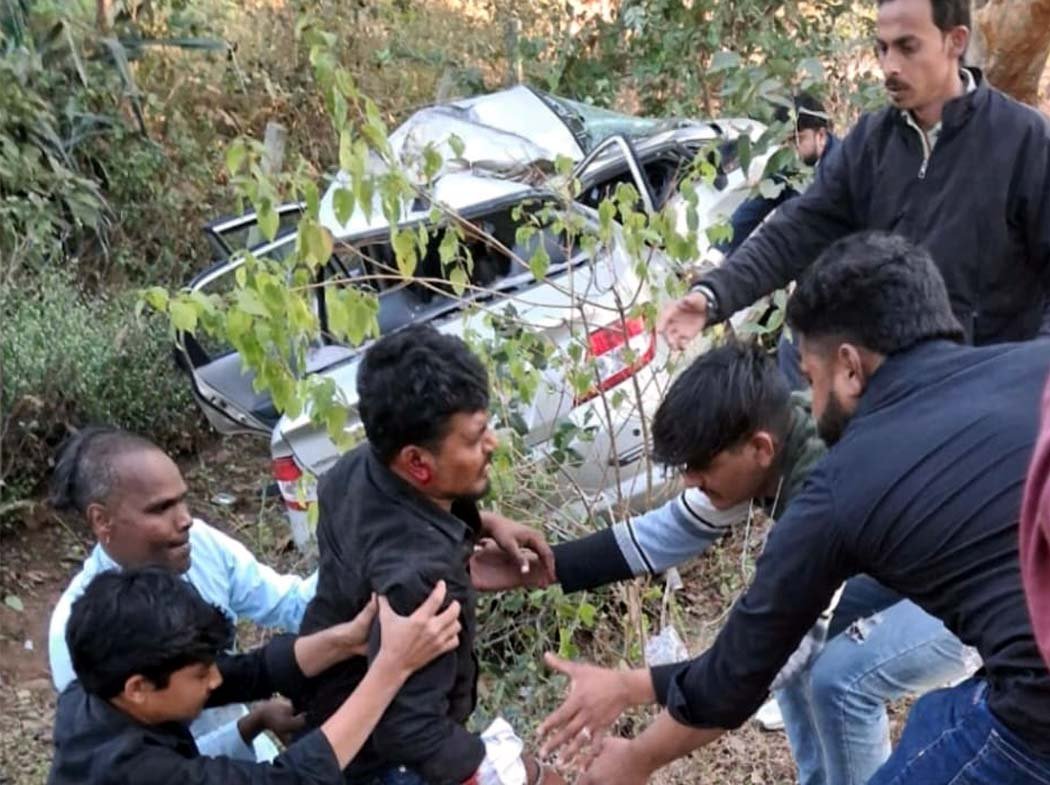 Uncontrolled car collides with tree, 4 youths from Seoni Malwa injured