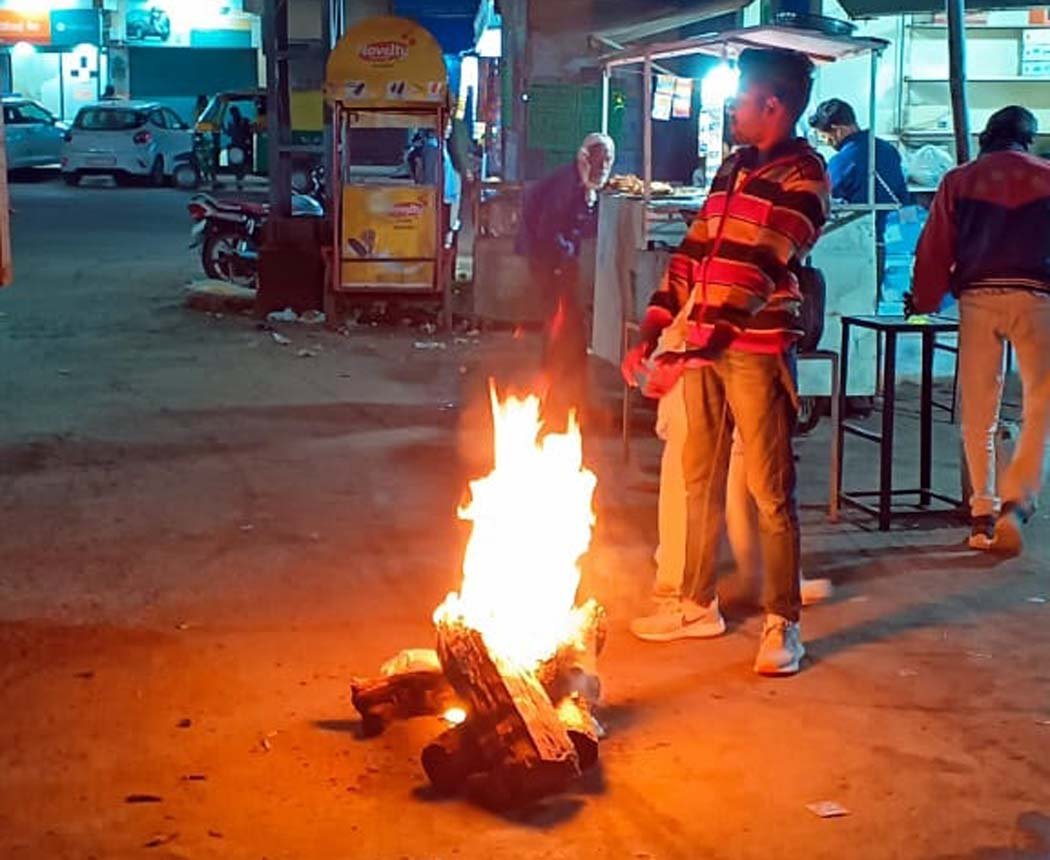 The Municipal Corporation lit bonfires, providing shelter to citizens in the cold.