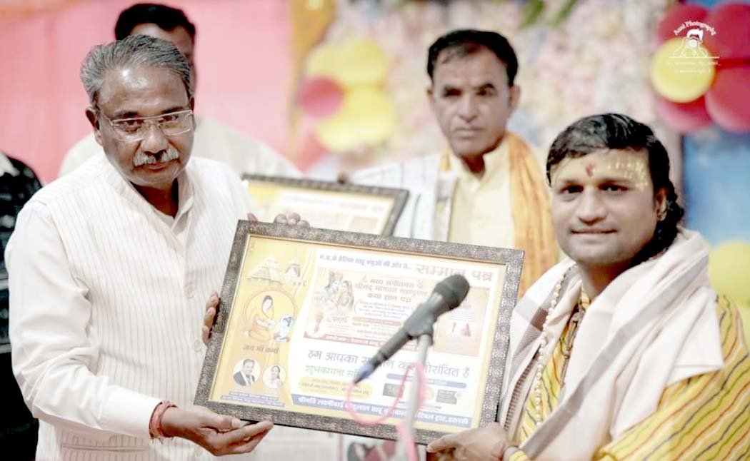 Village Sankheda is filled with devotion, Vijay Krishna Shastri of Indore is narrating Shrimad Bhagwat Katha.