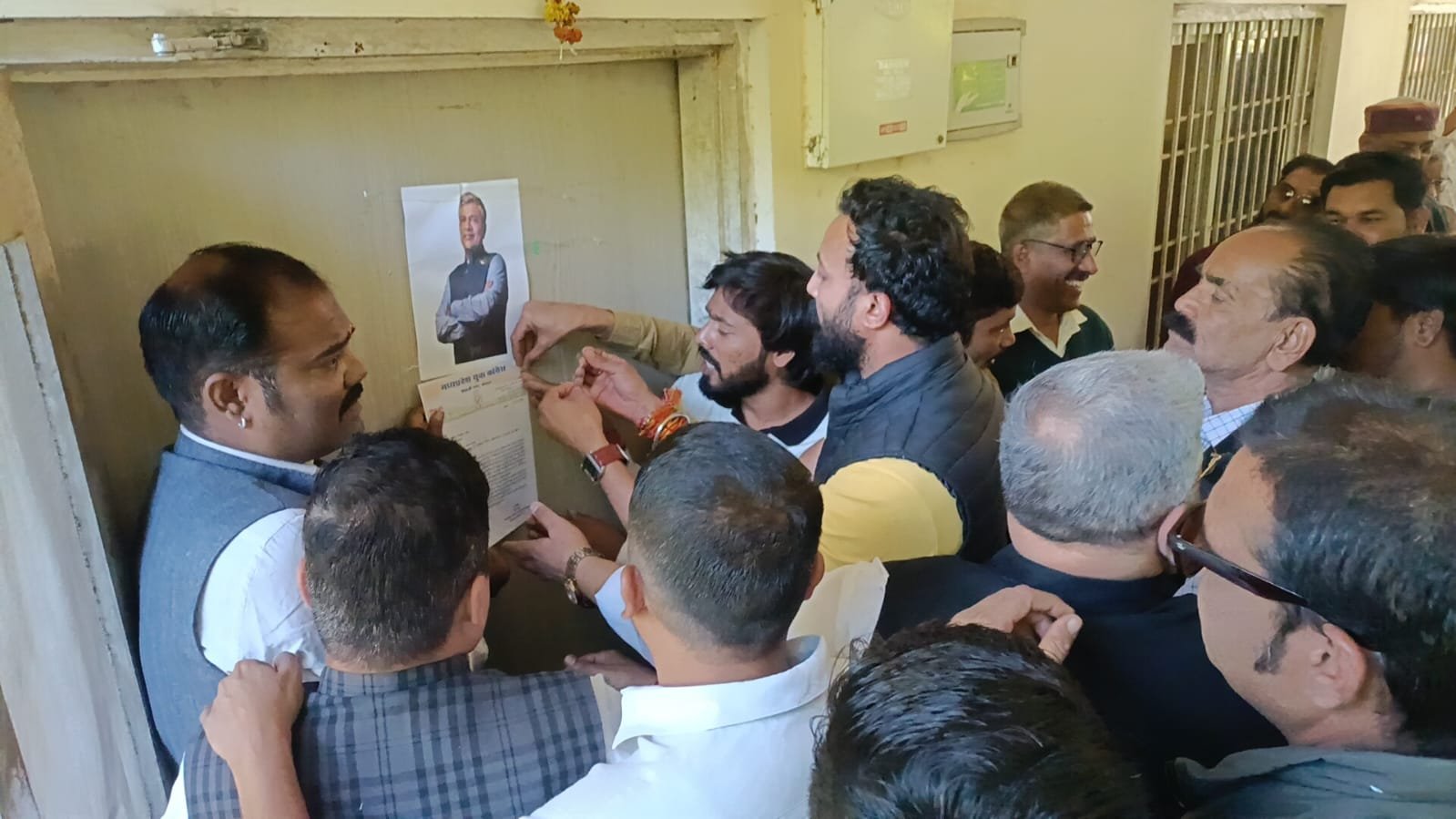 Youth Congress's 'Halla Bol' protest against the Railways over the poor quality of the over bridge