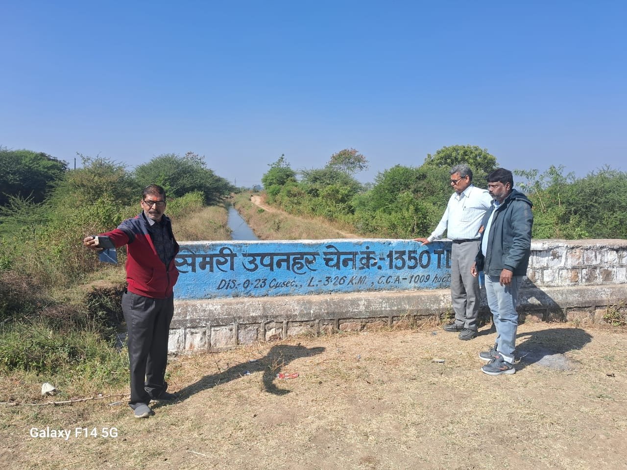 Wood stuck in canal gate, threatening thousands of acres of wheat crop; farmers warn of agitation